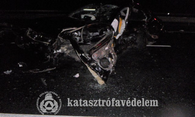 K&eacute;t aut&oacute; &uuml;tk&ouml;z&ouml;tt az M7-esen - Az egyik sofőr &eacute;let&eacute;t vesztette a balesetben