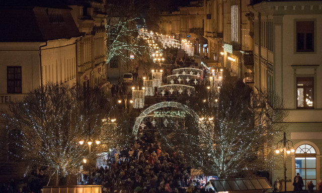 Felgy&uacute;lt az első adventi gyertya a Kossuth t&eacute;ren, f&eacute;nybe &ouml;lt&ouml;z&ouml;tt a belv&aacute;ros - HANGULATK&Eacute;PEK