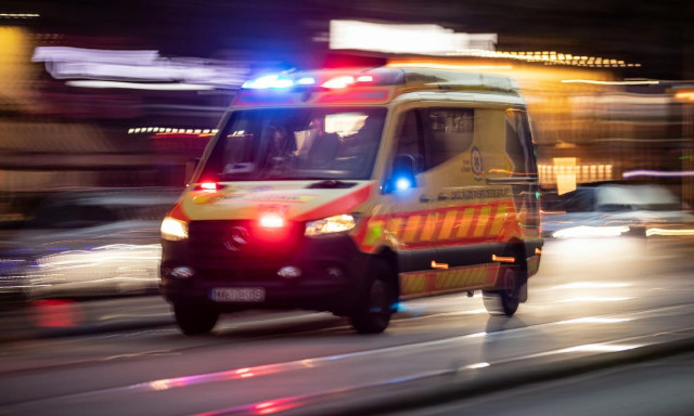 El&uuml;t&ouml;ttek a zebr&aacute;n egy gyalogost a Pennyn&eacute;l