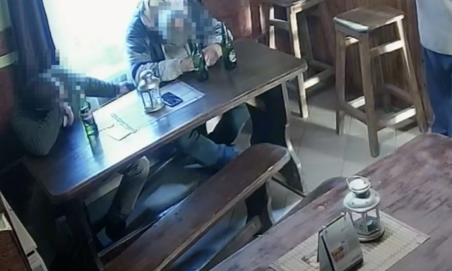 Bealudt a kocsmai asztaln&aacute;l, iv&oacute;partnere zsebelte ki - VIDE&Oacute;
