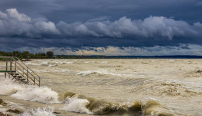 A Balaton billeg, a sz&eacute;l tombol -  Ma is viharos az időj&aacute;r&aacute;s a Dun&aacute;nt&uacute;lon