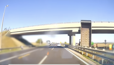 Mindig tudnak &uacute;jat mutatni a magyar utakon - Fel&uuml;lj&aacute;r&oacute;n akadt fenn a plat&oacute;ja egy teheraut&oacute;nak - VIDE&Oacute;