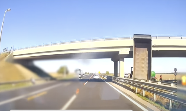 Mindig tudnak &uacute;jat mutatni a magyar utakon - Fel&uuml;lj&aacute;r&oacute;n akadt fenn a plat&oacute;ja egy teheraut&oacute;nak - VIDE&Oacute;