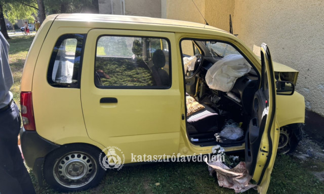 Belehalt a s&eacute;r&uuml;l&eacute;seibe a nagyat&aacute;di baleset egyik utasa